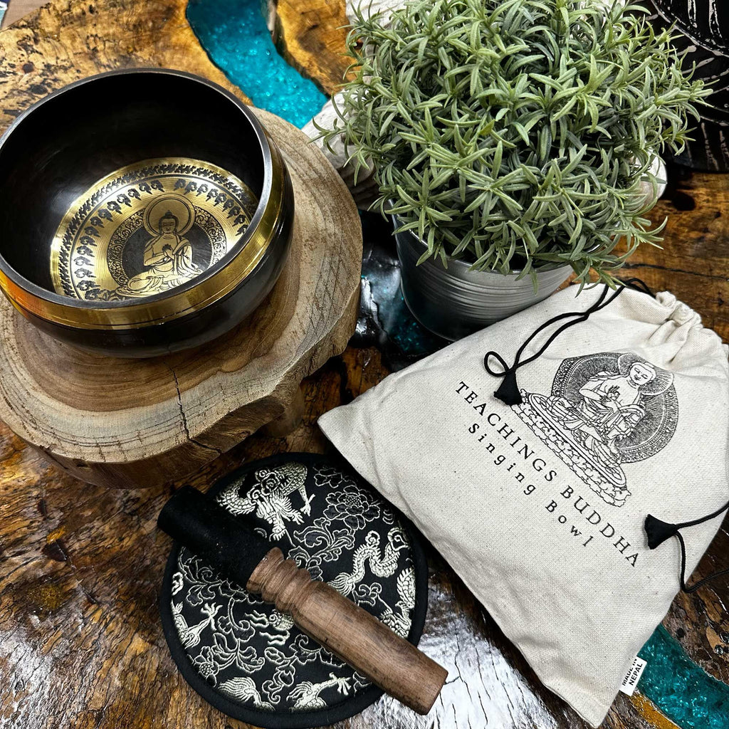 Set de regalo de cuenco tibetano batido y grabado a mano - 14 cm - Enseñanzas de Buda