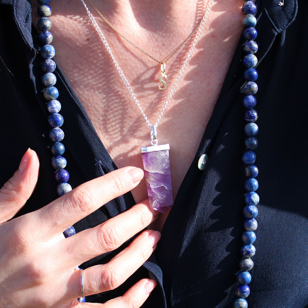 Colgante plano con piedras preciosas - Amatista