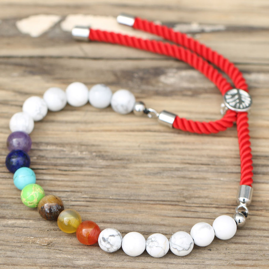Pulsera de hilo rojo con Khaulita blanca y Chakras