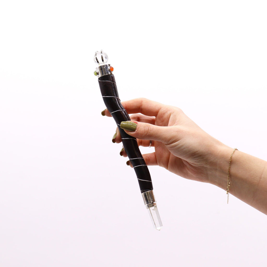 Varita de madera natural curvada y cuarzo de roca